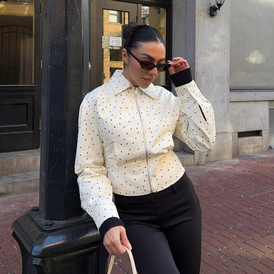 Damen Taillierte Kurzjacke mit Polka‑Dot Perforation, Hemdkragen und verdecktem Reißverschluss Shop Nory