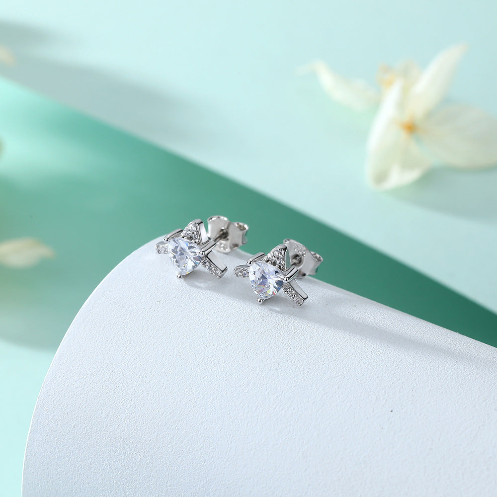 Damen Ohrringe im Herzen-Design mit funkelnden Zirkonia und rotem Kristall Shop Nory