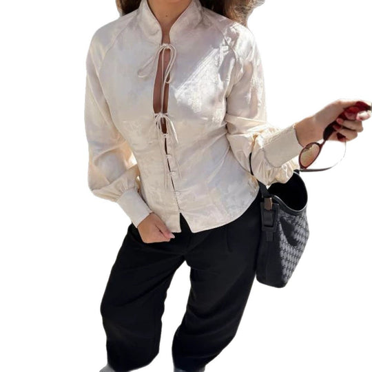 Damen Jacquard-Satin Bluse mit Stehkragen, Bindebändern und tailliertem Schößchen Shop Nory