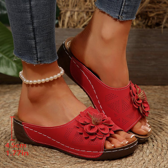 Damen Offene Zehen-Pantoletten mit Blumenapplikation, perforiertem Obermaterial und ergonomischer Keilsohle Shop Nory