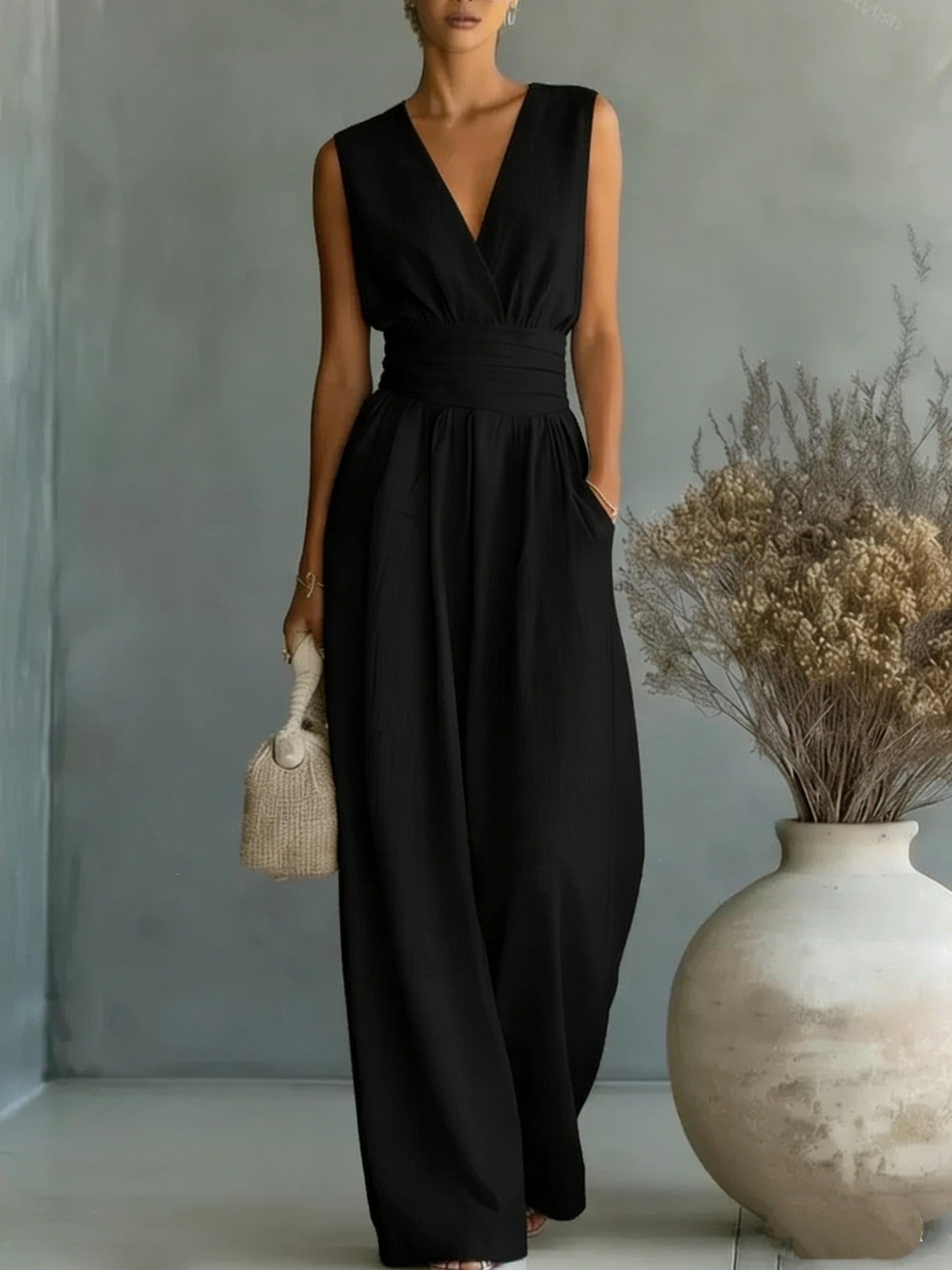 Eleganter Ärmelloser Jumpsuit mit Tiefem V-Ausschnitt, Taillenbund und Weitem Bein