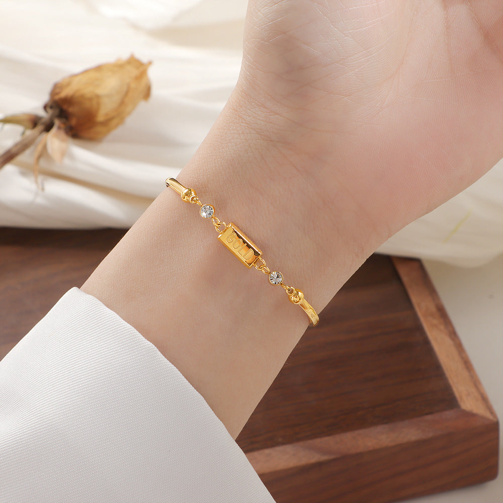 Damen Armband mit funkelnden Kristallakzenten und modernem GOLD-Anhänger Shop Nory