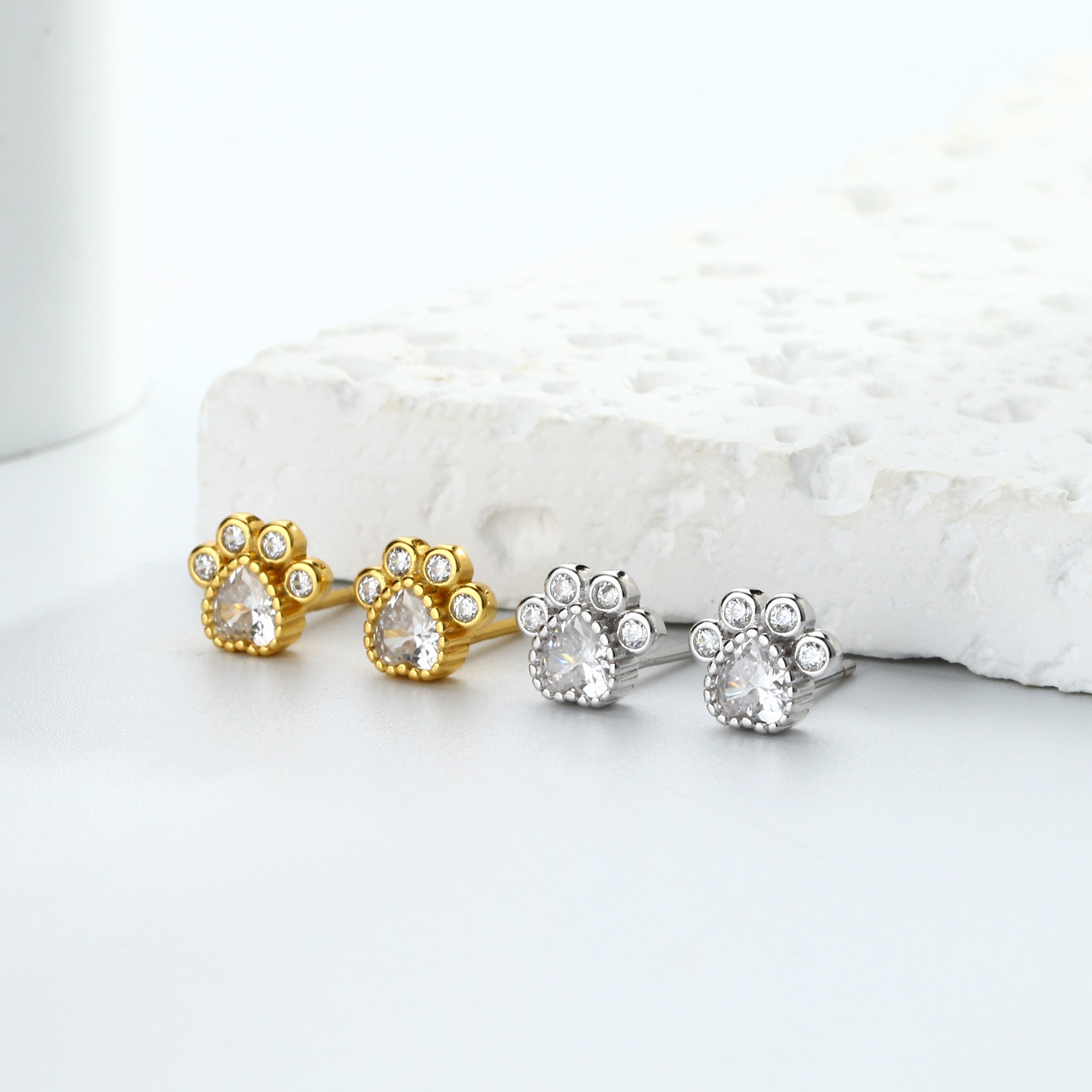Damen Ohrstecker mit Herzmotiv und funkelnden Zirkonia Shop Nory