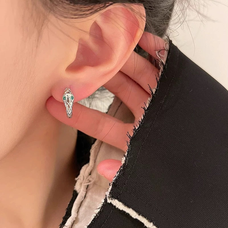 Damen Ring mit einzigartigem Schlangenmotiv und funkelnden Ziernieten Shop Nory