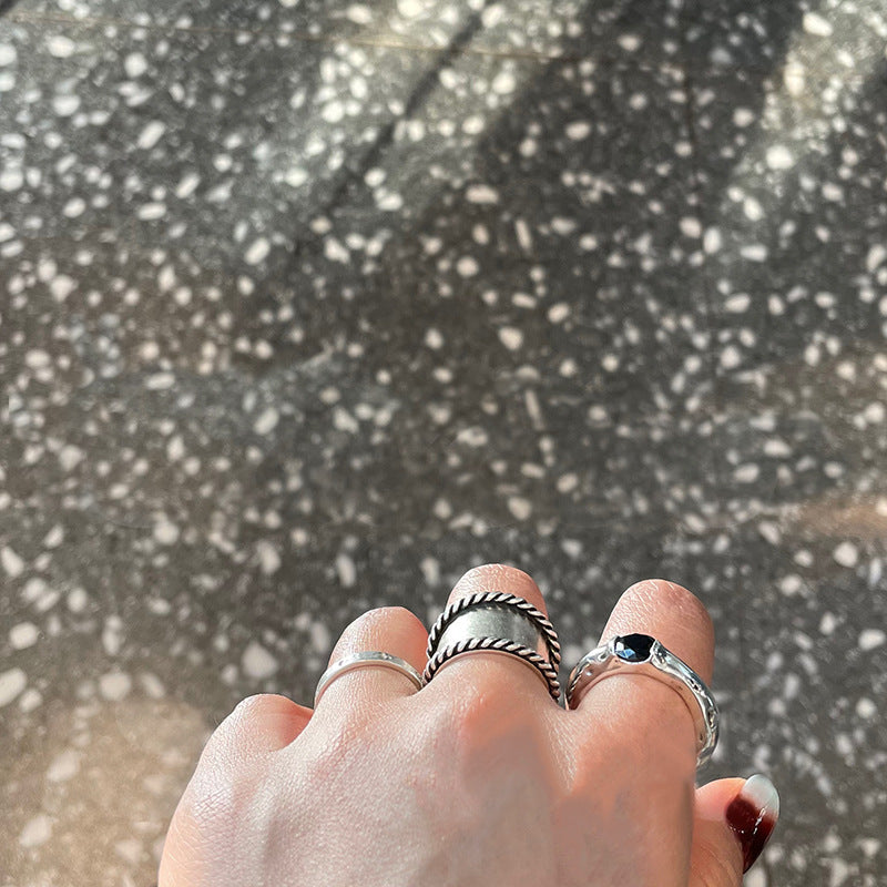 Damenring mit elegantem, geschwungenem Design und facettiertem Stein Shop Nory