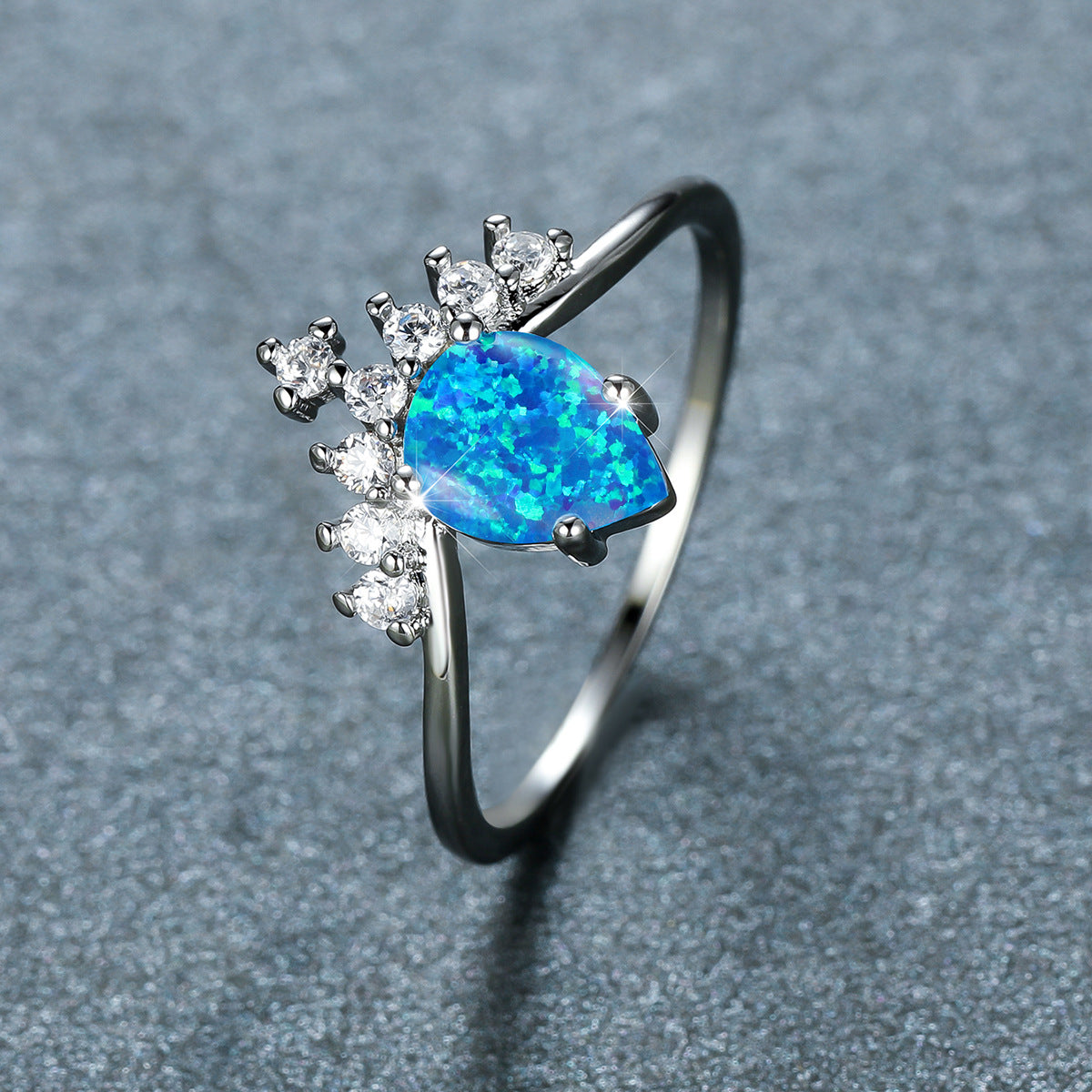 Damen Ring mit tropfenförmigem Opal und funkelnden Zirkonia-Elementen Shop Nory