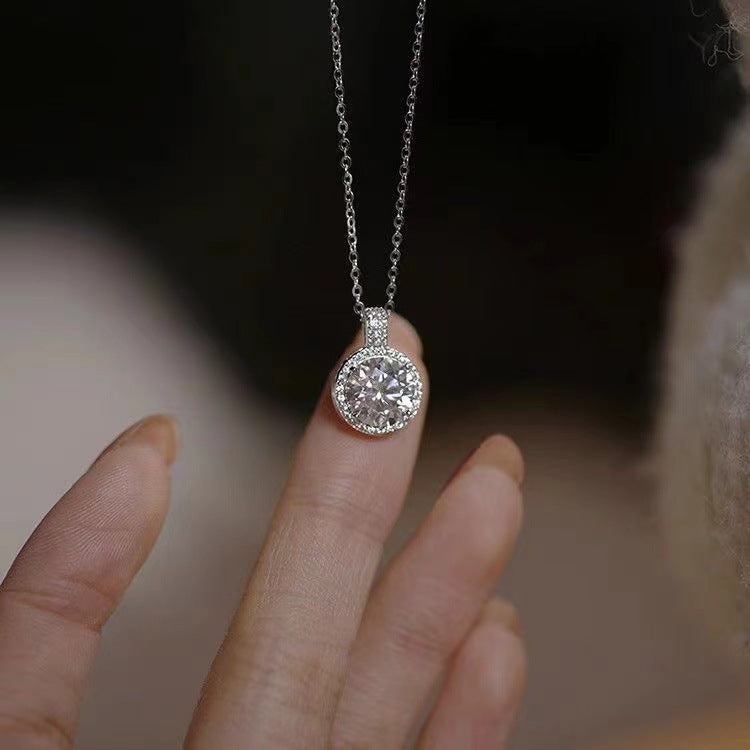 Damen Halskette mit funkelndem Zirkonia-Anhänger und feiner Gliederkette Shop Nory