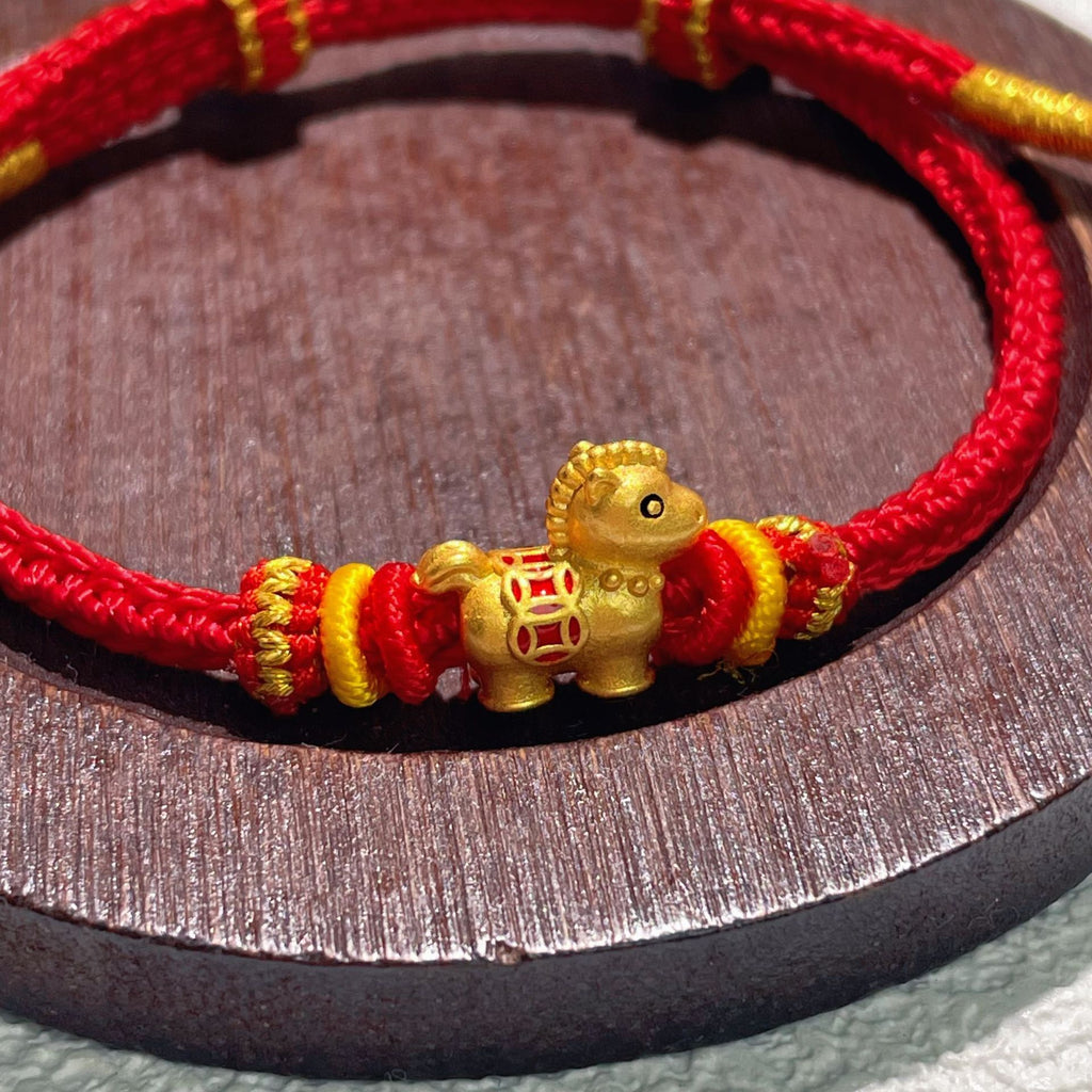 Damen Armband mit goldenem Pferde-Anhänger und rotem Textilband Shop Nory