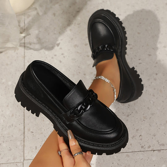 Damen Klobige Lack‑Loafer mit grober Profilsohle und Kettenverzierung Shop Nory