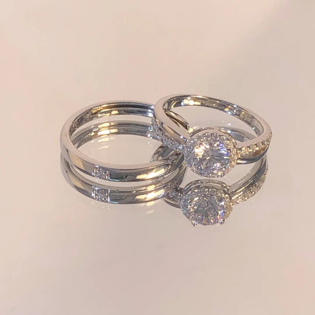 Damen Verlobungsring mit funkelndem Diamanten und eleganter Zirkonia-Besatz Shop Nory