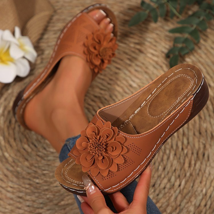 Damen Offene Zehen-Pantoletten mit Blumenapplikation, perforiertem Obermaterial und ergonomischer Keilsohle Shop Nory