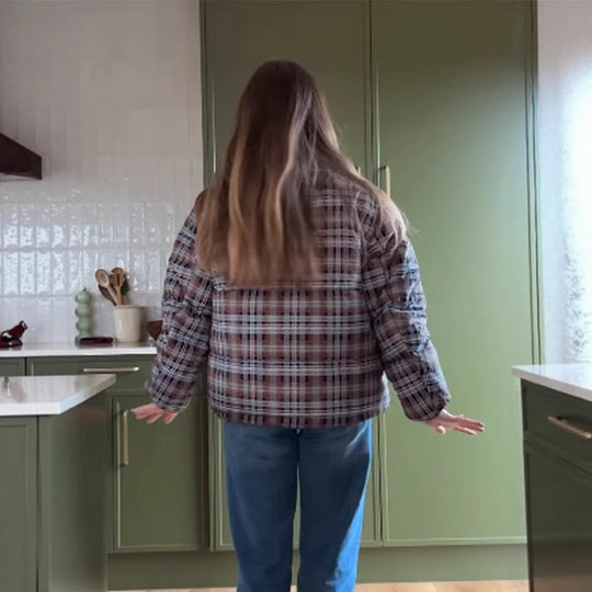 Damen Kurz geschnittene karierte wattierte Boxy-Steppjacke mit integrierter Kapuze und Bindeschal Shop Nory