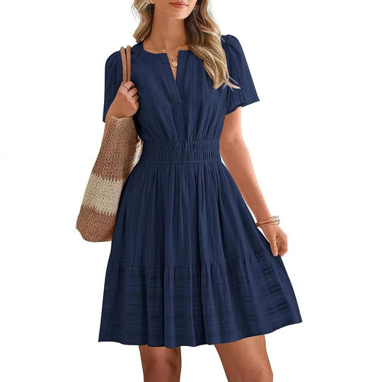 Damen Tailliertes Stufen-Midikleid mit Smokbund, V‑Ausschnitt und Eingrifftaschen Shop Nory