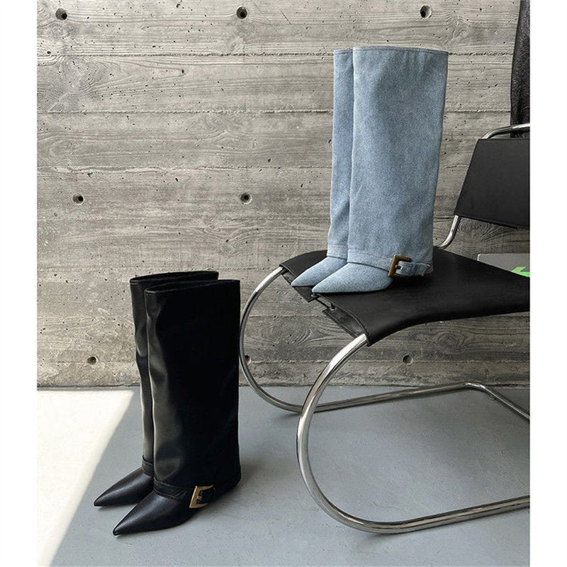 Damen Kniehohe spitz zulaufende Lederoptik-Stiefel mit schmaler Spitze und dekorativem Knöchelriemen Shop Nory