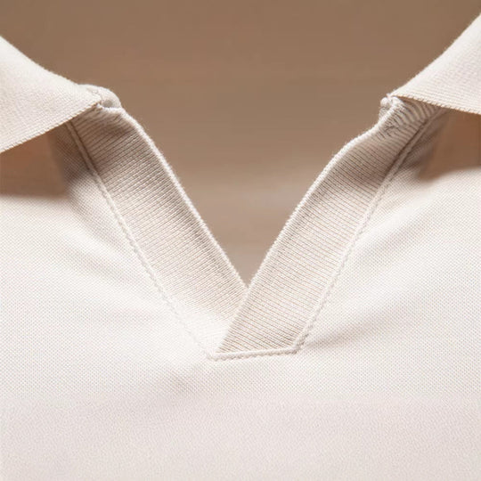 Herren nan feinstrickiges Kurzarm-Poloshirt mit offenem V-Kragen und elastischem Saum