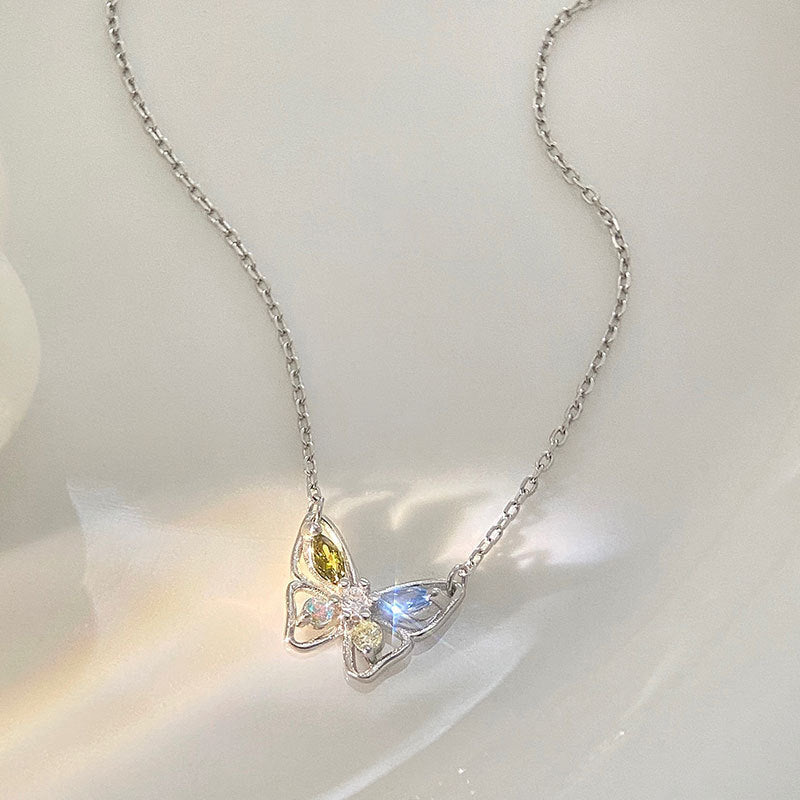 Damen Halskette mit filigranem Schmetterlingsdesign und strahlenden Kristallen Shop Nory