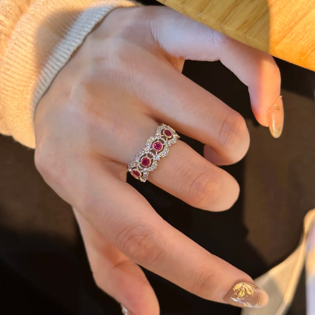 Damen zierlicher Ring mit filigranem Blumenmuster und strahlenden Rubinen Shop Nory