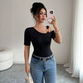 Damen eleganter Body mit asymmetrischem Ausschnitt und kurzärmeliger Gestaltung Shopnory