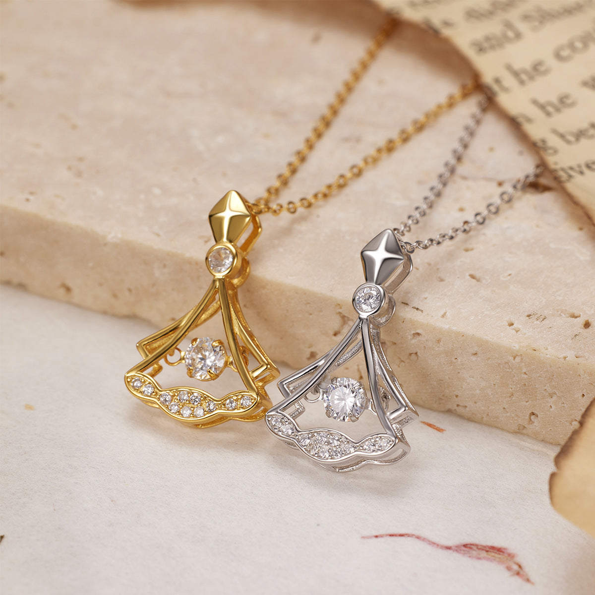 Damen Halskette aus hochwertigem Gold mit kunstvollem Anhänger und funkelnden Kristallen Shop Nory