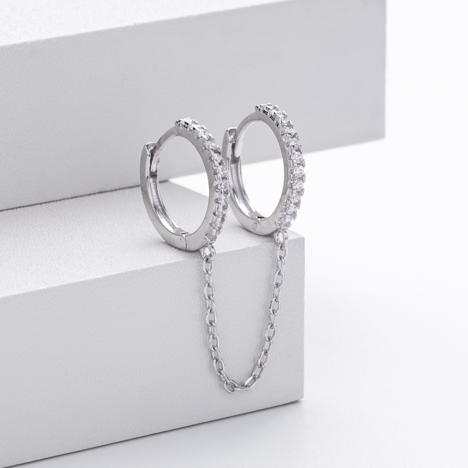 Damen Ohrhänger mit hochwertigem Zirkonbesatz und eleganter Kettenverbindung Shop Nory