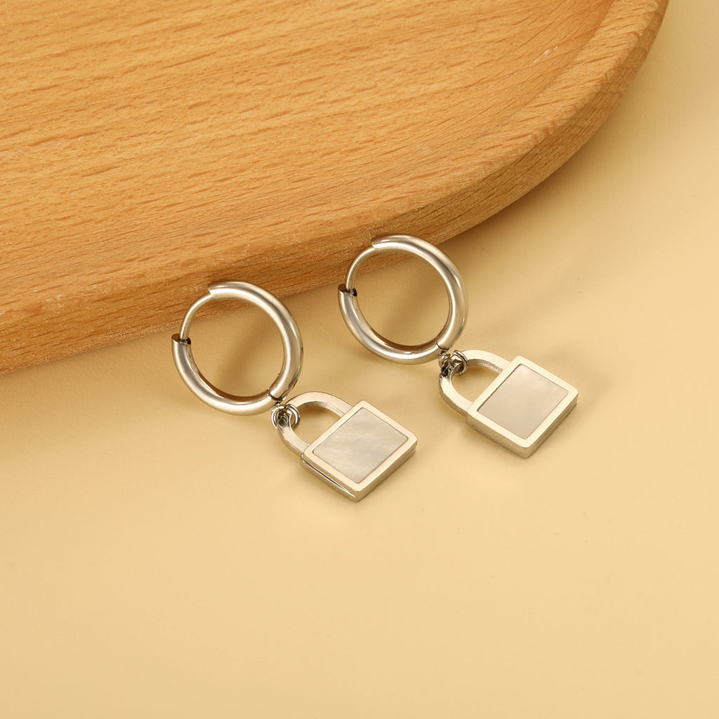 Damen Hängende Ohrstecker mit luxuriösem Muschel-Anhänger aus goldplattiertem Edelstahl Shop Nory