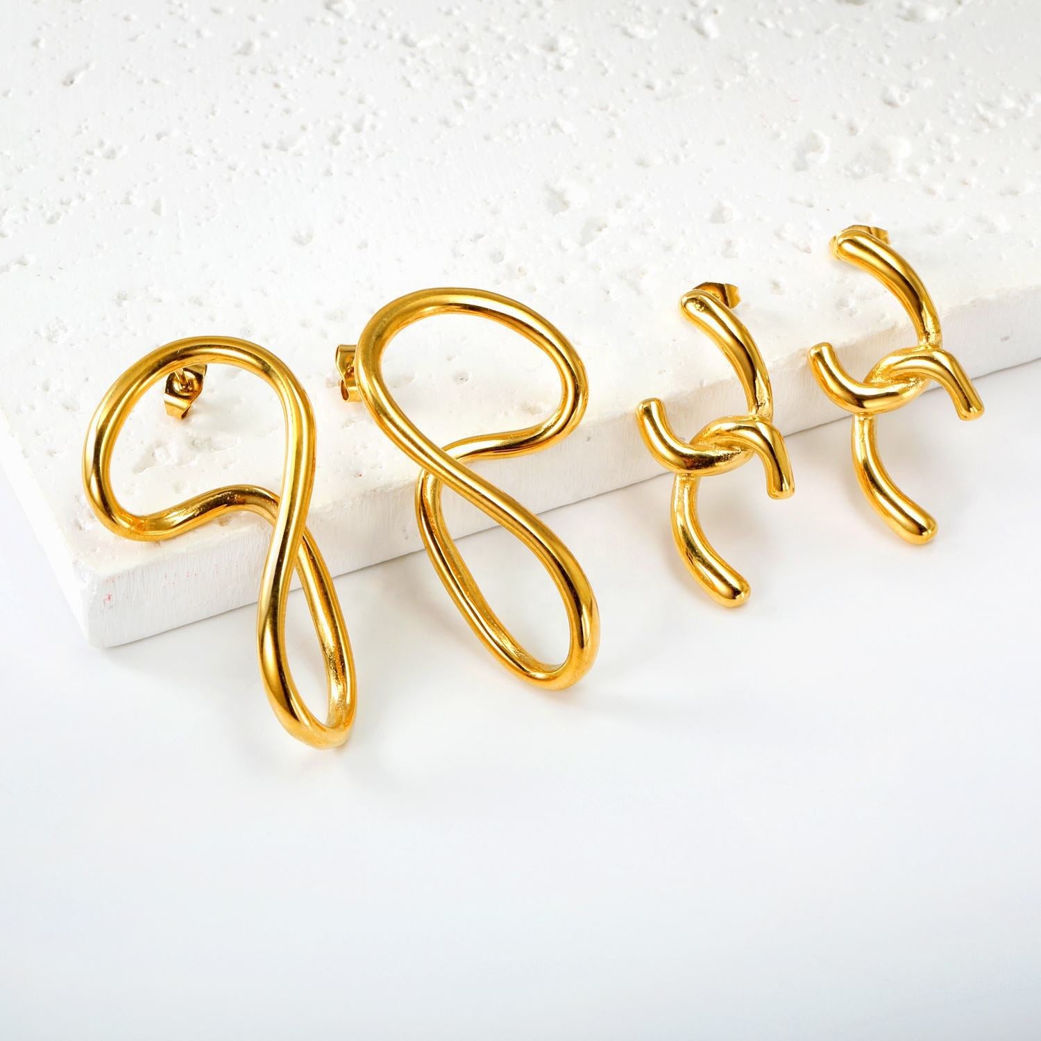 Damen moderne geschwungene Edelstahl-Ohrstecker Shop Nory