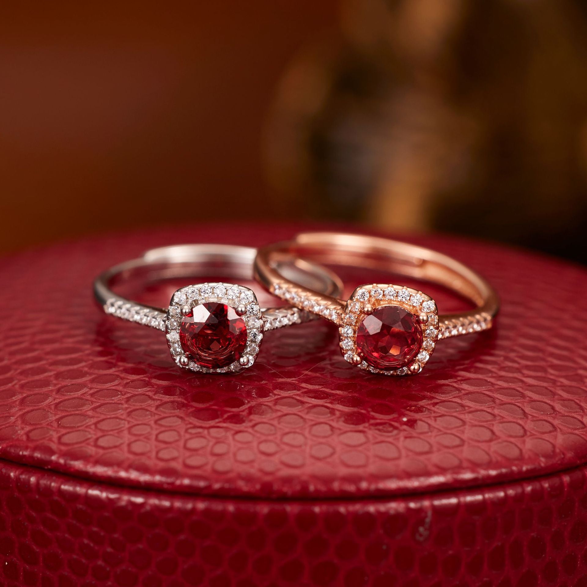 Damen Ring mit rot geschliffenem Edelstein und funkelnden Zirkoniasteinen Shop Nory