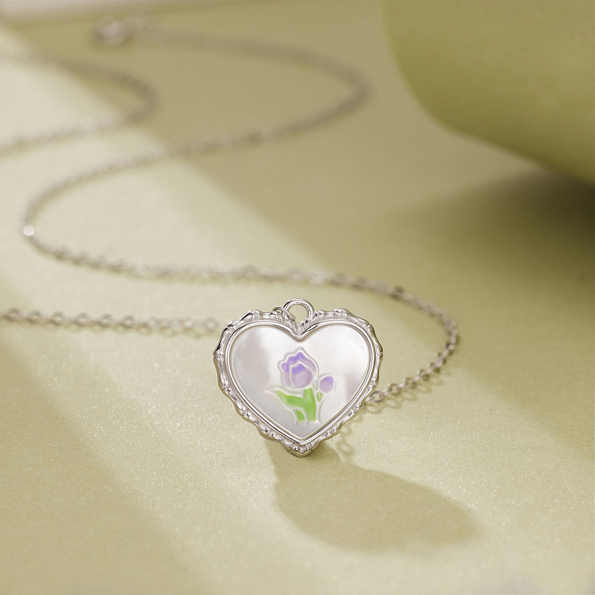 Damen Halskette mit herzförmigem Anhänger und floralem Design Shop Nory