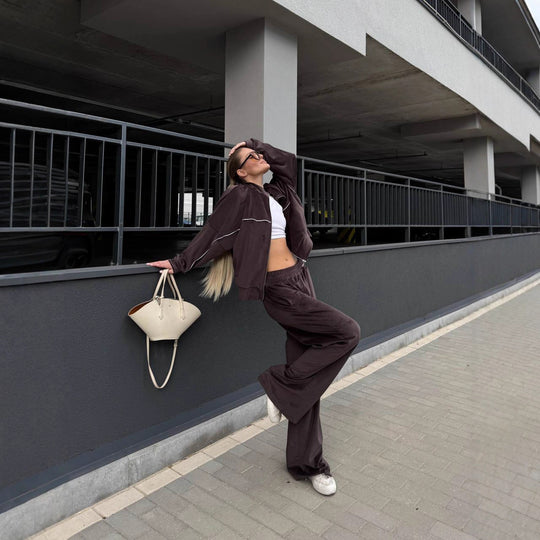 Damen sportive Oversize-Fleecejacke mit diagonaler Reißverschluss-Optik und weit geschnittener High-Waist-Jogginghose Shop Nory
