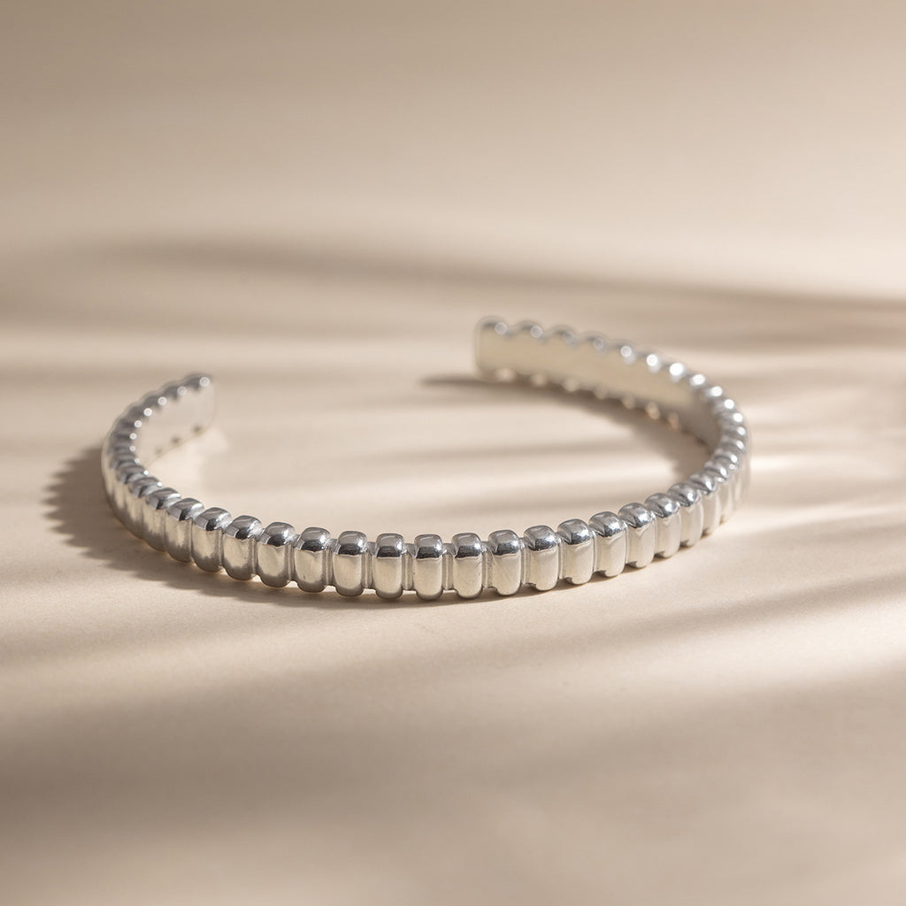 Damen Offenes Armreif mit elegantem Strukturdesign aus hypoallergenem Edelstahl Shop Nory