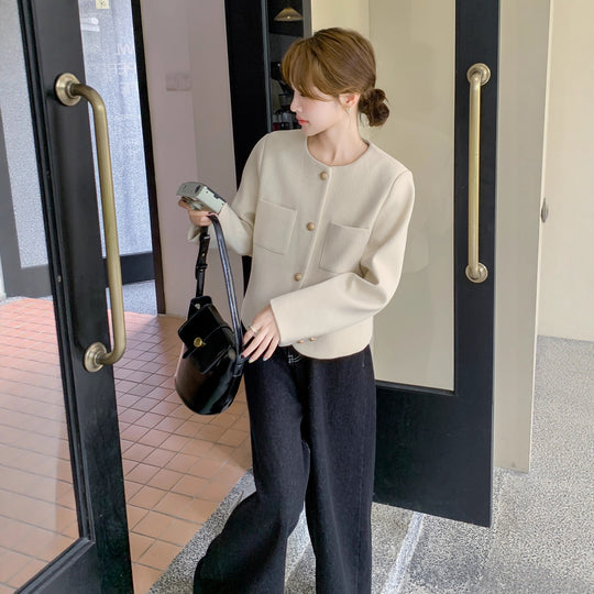 Damen Kurzblazer mit rundem Ausschnitt, Strukturstoff und goldenen Knöpfen Shop Nory