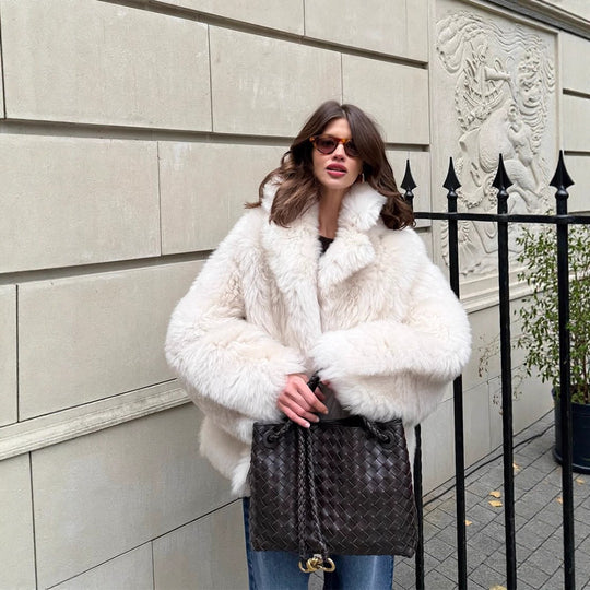 Damen Kurzmantel aus voluminösem Faux‑Fur mit gerundetem Schalkragen und kastiger Silhouette Shop Nory