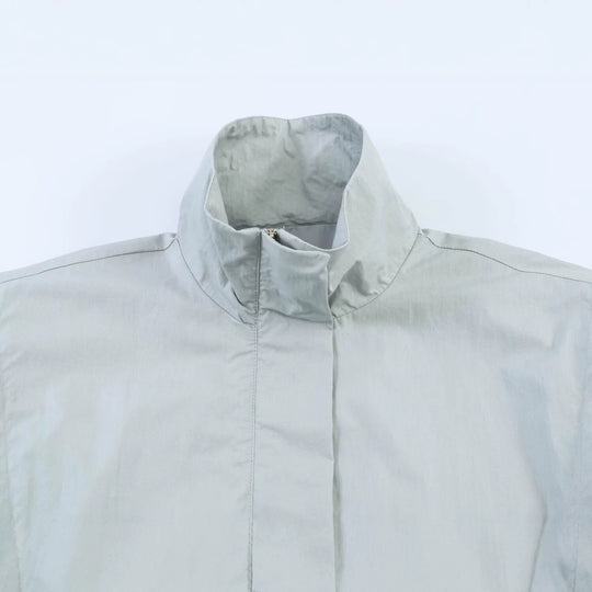 Damen Gekürzte Utility-Jacke mit hohem Stehkragen, weiten Raglanärmeln und verdeckter Frontblende Shop Nory