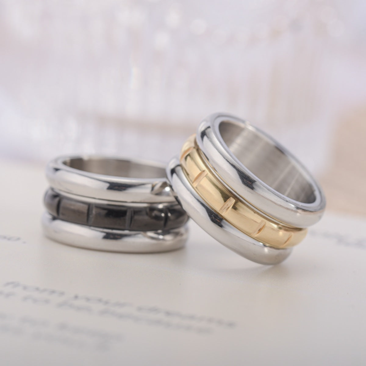 Herren Ring mit modernem, doppeltem Edelstahl-Design und stylishem Goldstreifen Shop Nory