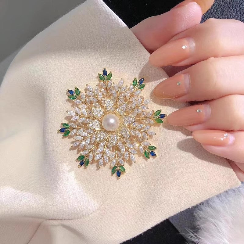 Elegante Perlenbrosche Florales Stern-Design mit Zirkonia Verziert