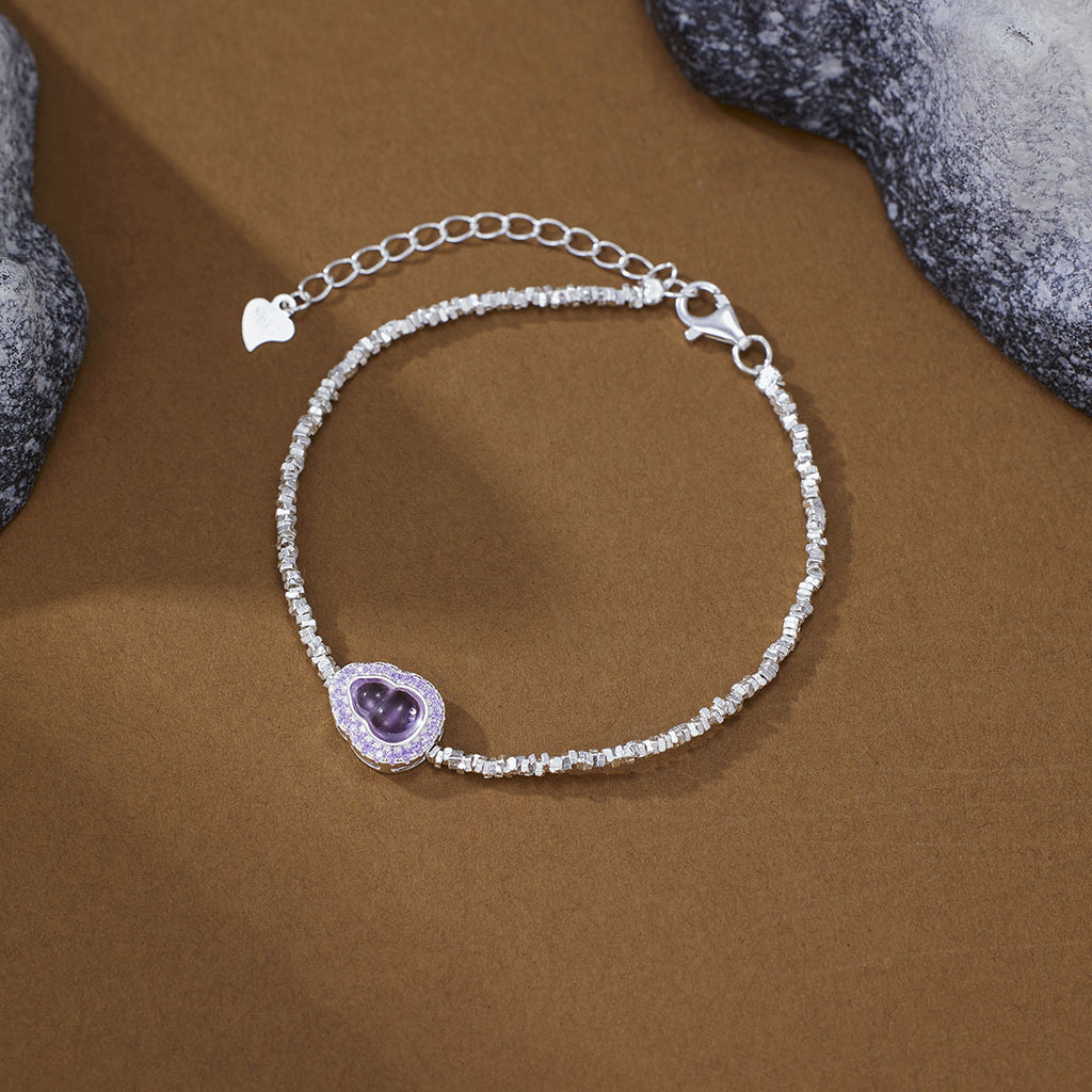 Damen Armband mit herzförmigem Amethyst-Anhänger und funkelnden Kristallelementen Shop Nory