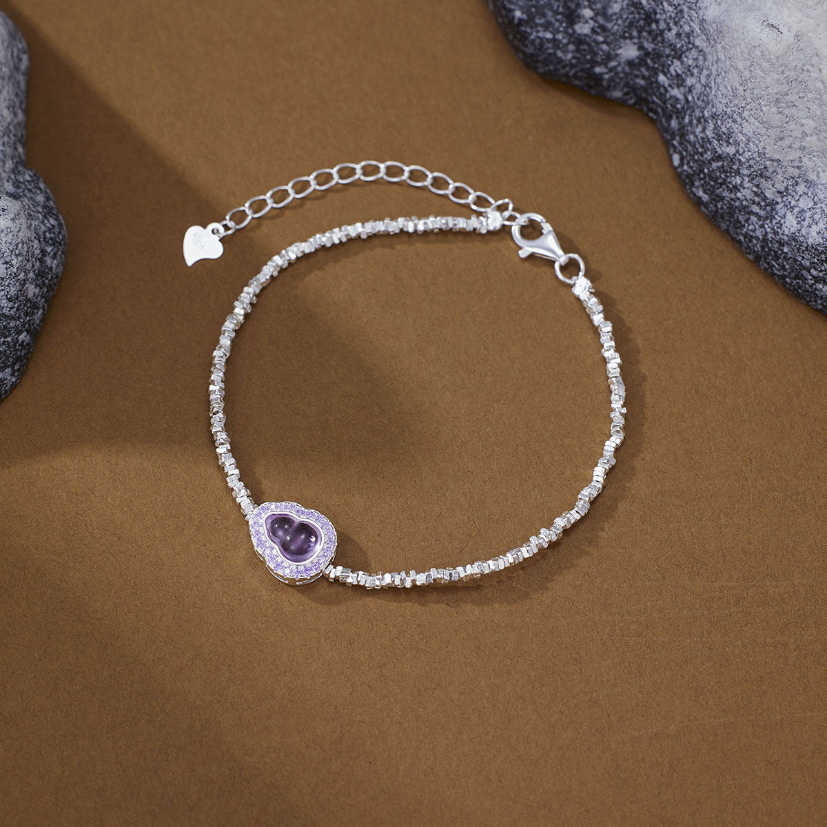 Damen Armband mit herzförmigem Amethyst-Anhänger und funkelnden Kristallelementen Shop Nory
