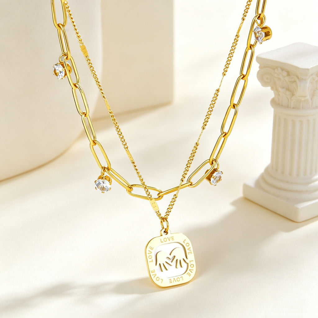 Damen Halskette mit goldplattiertem Anhänger und funkelnden Kristallen Shop Nory
