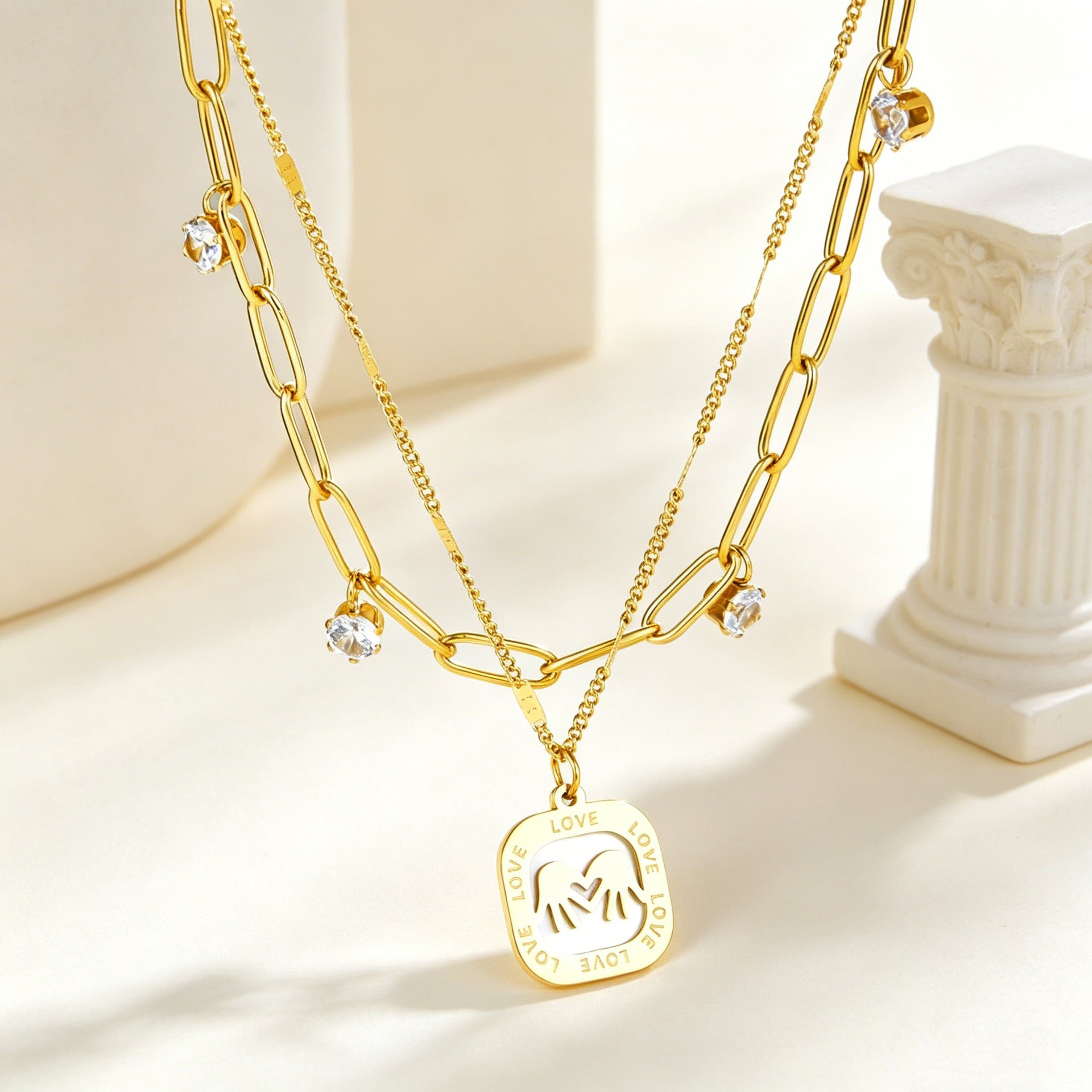 Damen Halskette mit goldplattiertem Anhänger und funkelnden Kristallen Shop Nory