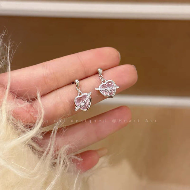 Damen Ohrstecker mit herzförmigem Design und funkelnden Zirkonia Shop Nory