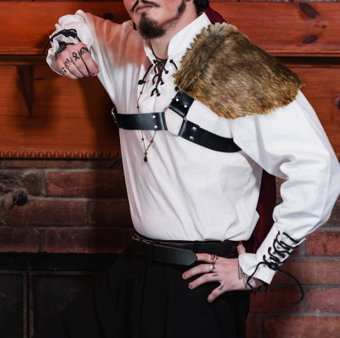 Herren asymmetrisches Schulterharness mit Kunstfell‑Schultercape und verstellbaren Lederriemen Shop Nory