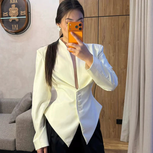 Damen taillierter Blazer mit spitzem Schößchen und tiefem V-Ausschnitt Shop Nory