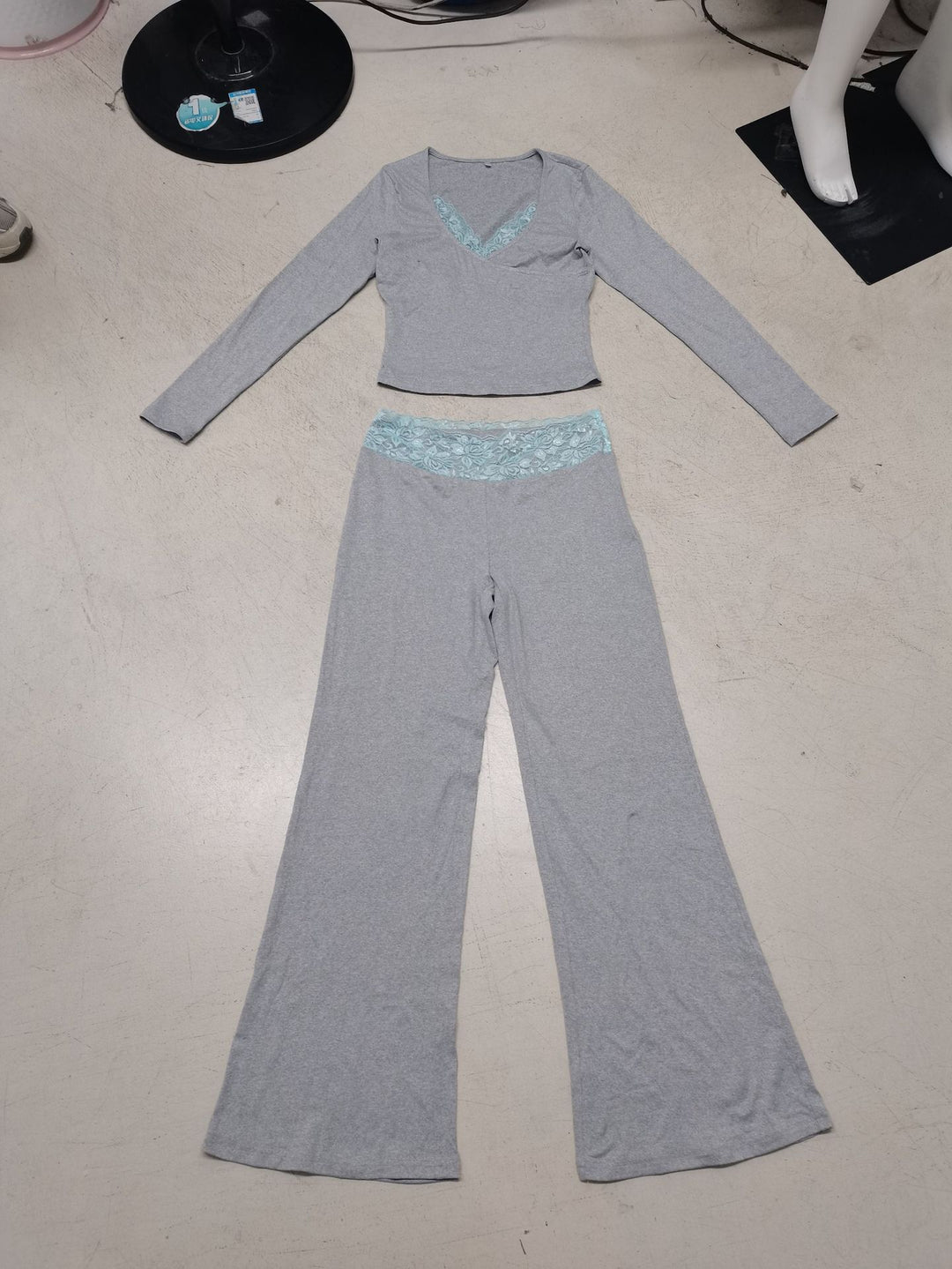 Damen nan Lounge-Set mit Spitzenbund, V-Ausschnitt und ausgestellter Schlaghose Shop Nory