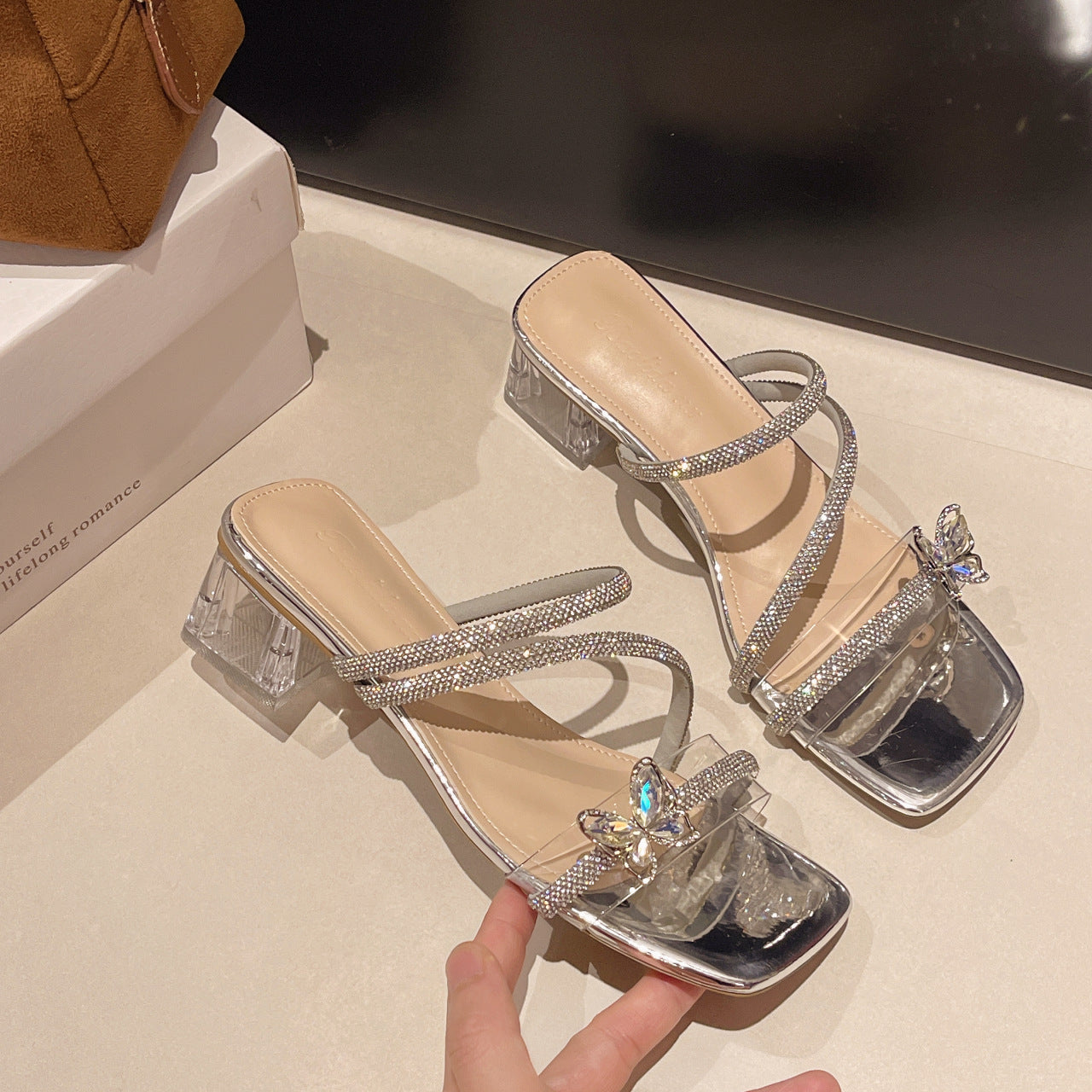 Damen elegante und glamouröse Sandalen mit funkelnden Applikationen und transparentem Blockabsatz