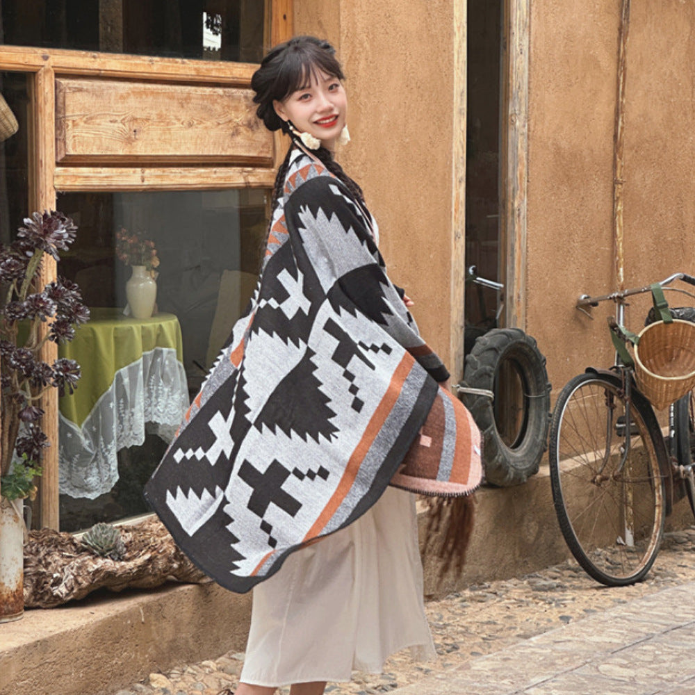 Damen Oversize-Strickcape mit Azteken‑Jacquard, V‑Ausschnitt und weichfallendem Saum Shop Nory