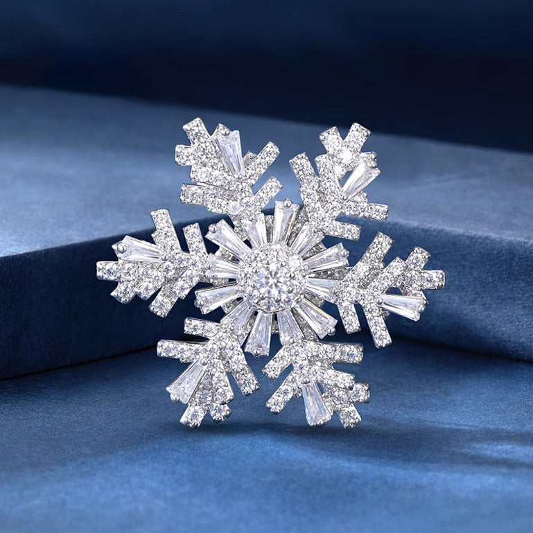 Elegante Kristallbrosche Im Schneeflocken-Design mit Tropfenförmigen Ziersteinen