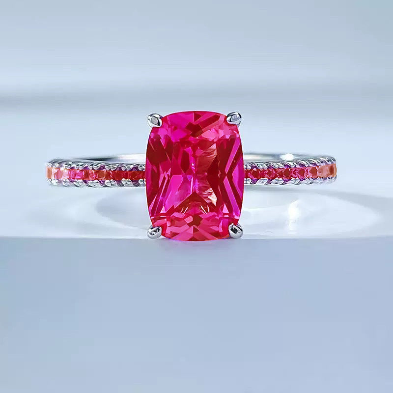 Damenring mit strahlendem, rechteckigem Edelstein und funkelnden Zirkonia-Steinen Shop Nory