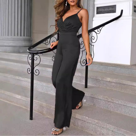Damen eleganter Jumpsuit mit schmalen Trägern und einem fließenden Schnitt
