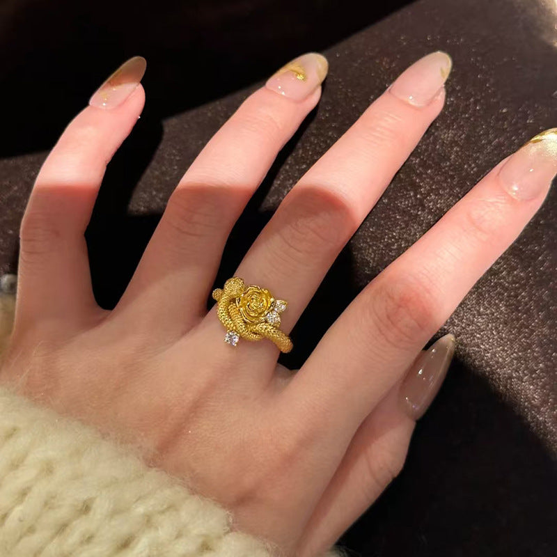 Damenring mit kunstvollem Rosendesign und funkelnden Zirkonia Shop Nory