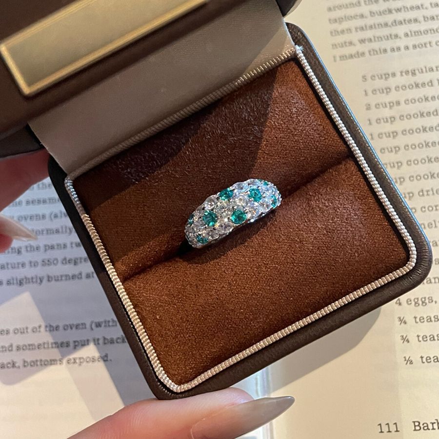 Damen eleganter Ring mit funkelnden Edelsteinen und Zirkonia-Besatz Shop Nory